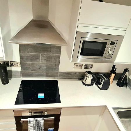 1-Bedroom Aprt In Salford- Freeparking- Sleeps3 Manchester Exterior photo