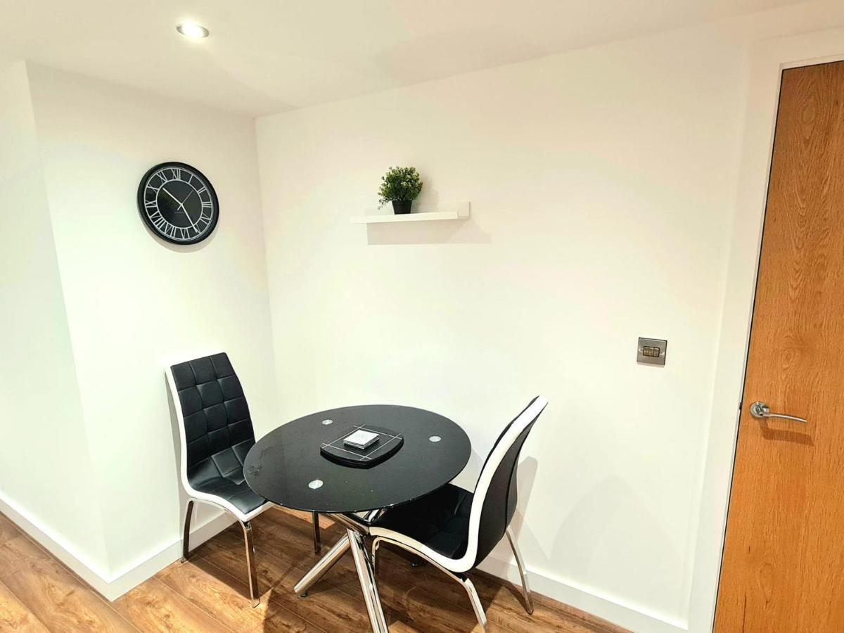 1-Bedroom Aprt In Salford- Freeparking- Sleeps3 Manchester Exterior photo