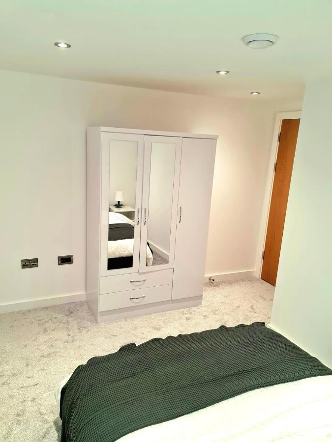 1-Bedroom Aprt In Salford- Freeparking- Sleeps3 Manchester Exterior photo